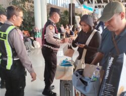 Polisi Beri Layanan Kesehatan dan Bagikan Masker kepada Pengguna Jasa Bandara Soetta