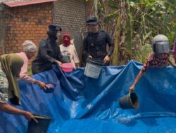 Brimob Polda Jambi Salurkan Air Bersih, Bantu Warga Terdampak Kekeringan di Muaro Jambi