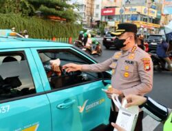 Waspadai Paparan Abu Vulkanik, Kapolres Metro Depok Bersama Polwan Bagikan Masker kepada Masyarakat
