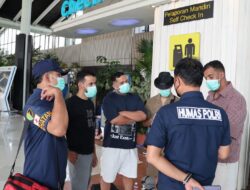 Polisi Beri Layanan Kesehatan dan Bagikan Masker kepada Pengguna Jasa Bandara Soetta