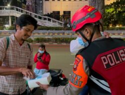 Ditsamapta Polda Metro Jaya Bagikan Masker Antisipasi Debu Vulkanik Anak Krakatau