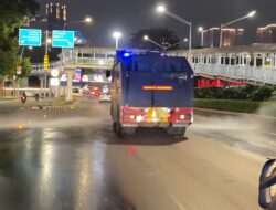 Brimob Metro Jaya Semprot Jalan di Jakarta-Tangsel-Bekasi Antisipasi Abu Vulkanik Anak Krakatau
