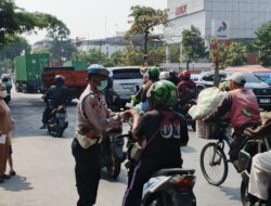 Polsek Metro Penjaringan Bagikan Masker kepada Pengguna Jalan, Antisipasi Dampak Abu Vulkanik Erupsi Gunung Anak Krakatau
