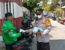 Pembagian Masker, Polsek Pademangan Peduli Kesehatan Warga di Tengah Paparan Abu Vulkanik