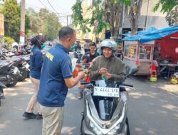 Pembagian Masker, Polsek Pademangan Peduli Kesehatan Warga di Tengah Paparan Abu Vulkanik