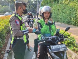 Ditlantas Polda Metro Jaya Bagikan 30.000 Masker untuk Pengemudi Ojol dan Wajib Pajak