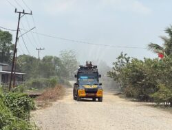 Kurangi Debu dan Dampak Karhutla, Samapta Polda Kaltara Lakukan Penyiraman Jalan