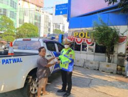 Antisipasi Paparan Abu Vulkanik, Satlantas Polres Metro Jakut Bagikan Masker Gratis