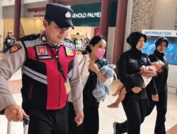 Polisi Dampingi Ibu dan Balita Terkendala Perjalanan di Bandara Soekarno-Hatta