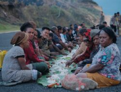 DELAPAN BULAN BERSAMA MASYARAKAT, SATGAS KEPOLISIAN OPERASI DAMAI CARTENZ-2026 TINGGALKAN KENANGAN KEKELUARGAAN DI KIWIROK