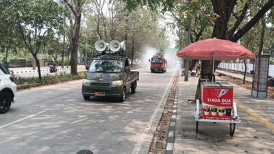 Kodim 0502/JU Kerahkan Water Canon Bersihkan Jalanan dan SMAN 41 dari Debu Vulkanik