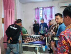 Nenek Sebatang Kara Terbaring Sakit, Camat Rantau Selatan dan Lurah Bakaran Batu Turun Tangan
