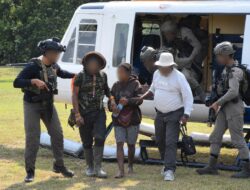 Satgas Kepolisian Ops Damai Cartenz-2026, Polres Mimika, dan Tokoh Masyarakat Berhasil Evakuasi Korban Sandera KKB dari Kampung Bela 1 ke Timika