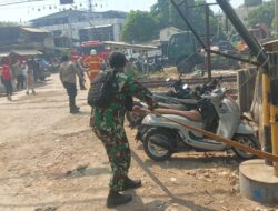 Kodim 0502/JU Kerahkan Personel dan Water Tank Bantu Padamkan Kebakaran Lahan Alang-Alang di Belakang ITC Mangga Dua