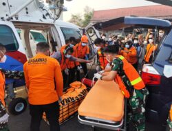 30 MIL LAUT DARI DARAT, HELIKOPTER POLRI EVAKUASI JENAZAH KORBAN KM VIRGO TRANSPORT 8
