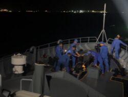 GELOMBANG KURANG BERSAHABAT, KAPAL POLRI TETAP SISIR LAUT BERSAMA TIM SAR CARI KORBAN KM VIRGO TRANSPORT 8