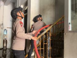 Brimob Polda Metro Jaya Respons Kebakaran Gudang Tekstil di Pasar Asemka