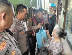 Jumat Peduli Polsek Pademangan Bagikan Sembako Secara Door to Door kepada Warga