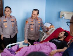 Menguatkan Anggota yang Terluka, Kapolda Metro Jaya Kunjungi RS Polri