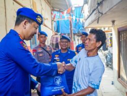 Polairud Polda Metro Jaya Salurkan Bantuan Kursi Roda dan Sembako kepada Warga Pluit