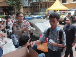 Jumat Peduli, Polres Metro Jakarta Utara Bagikan 300 Nasi Bungkus kepada Jamaah