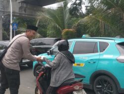 Jumat Peduli, Polsek Kelapa Gading Bagikan 50 Nasi Kotak untuk Ojol dan Warga