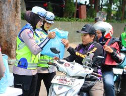 Jumat Peduli, Polda Metro Jaya Berbagi dengan Pengemudi Ojol