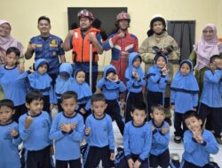 Keceriaan Murid RA NURUL FALAH Saat Berkunjung ke Pos Damkar Duren Sawit 
