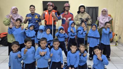 Keceriaan Murid RA NURUL FALAH Saat Berkunjung ke Pos Damkar Duren Sawit 