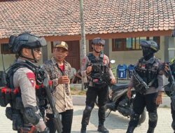 Brimob Polda Metro Jaya Patroli ke TPS Jaga Kamtibmas Pilkades di Bekasi