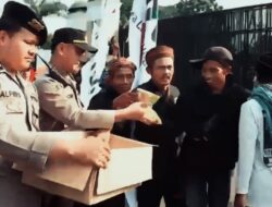 Pelayanan Humanis, Polisi Berbagi Roti dan Air di Tengah Aksi