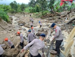 SAAT GALODO MENERJANG SOLOK, POLRI HADIR MELAYANI: SAR DIKERAHKAN, MAPOLRES JADI TEMPAT PENGUNGSIAN