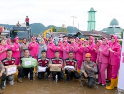HKGB ke-74, Bhayangkari Sumbar Hadir Berikan Bantuan bagi Warga Terdampak Banjir Bandang