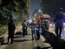 Brimob Metro Jaya Evakuasi Korban Laka di Jalur Trans Jakarta