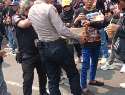 Polda Metro Jaya Bagikan Air Minum dan Roti kepada Peserta Aksi di Silang Selatan Monas