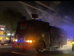 Satbrimob Polda Metro Jaya Bagikan Masker kepada Warga Terdampak Abu Vulkanik