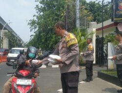 Jumat Peduli, Polsek Kelapa Gading Bagikan 50 Nasi Kotak kepada Ojol dan Warga