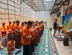 35 Tahanan Rutan Sat Tahti Polres Metro Jakut Khusyuk Ikuti Sholat Jumat
