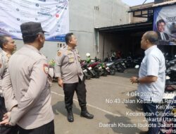 Minggu Kasih Polsek Cilincing Ingatkan Jemaat Gunakan Helm Saat Beribadah