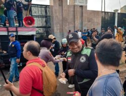 Polisi Bagikan Makanan dan Minuman kepada Peserta Aksi Buruh di DPR