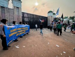 Polisi Bagikan Snack dan Air Minum kepada Peserta Aksi dari Unsur Ojol di DPR
