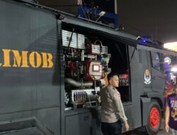 Brimob Metro Jaya Bantu Padamkan Kebakaran di Kramat Pulo Senen