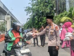 Jumat Peduli, Polsek Kelapa Gading Bagikan 50 Nasi Kotak untuk Ojol dan Warga