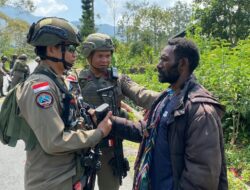 MENYAPA WARGA DAN MENJAGA KETENANGAN, PATROLI GABUNGAN SATGAS KEPOLISIAN OPERASI DAMAI CARTENZ DAN TNI DI MUARA