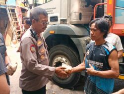 Jumat Berkah dan Jumat Peduli Polsek Pademangan, Bagikan 50 Nasi Kotak kepada Warga