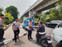 POLSEK KELAPA GADING GELAR JUMAT PEDULI, BAGIKAN 50 NASI KOTAK KEPADA OJOL DAN WARGA