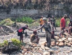 PERERAT KEDEKATAN DENGAN WARGA, SATGAS DAMAI CARTENZ GELAR PATROLI HUMANIS DI KAMPUNG WANDOGA