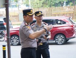Tak Hanya Pimpin dari Balik Meja, Kapolres Metro Jakut Turun Langsung Urai Kepadatan Lalu Lintas