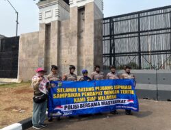 Polisi Bersama Masyarakat, Polwan Sambut Peserta Aksi dengan Spanduk dan Dialog Humanis