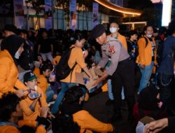 Polisi Bagikan Minuman dan Makanan Ringan kepada Mahasiswa Peserta Aksi di Medan Merdeka Selatan